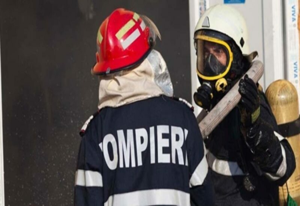 Incendiu puternic la un apartament din Târgoviste! 32 de persoane evacuate