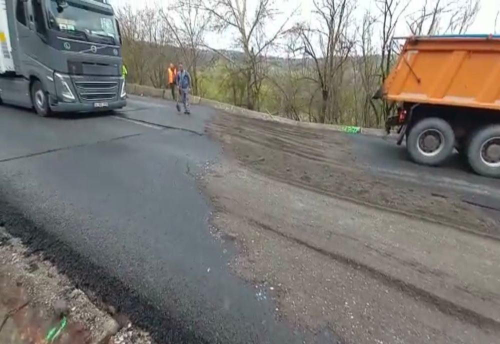 Circulație cu sincope pe o șosea din județul Caraș-Severin. Fisuri apărute în drum