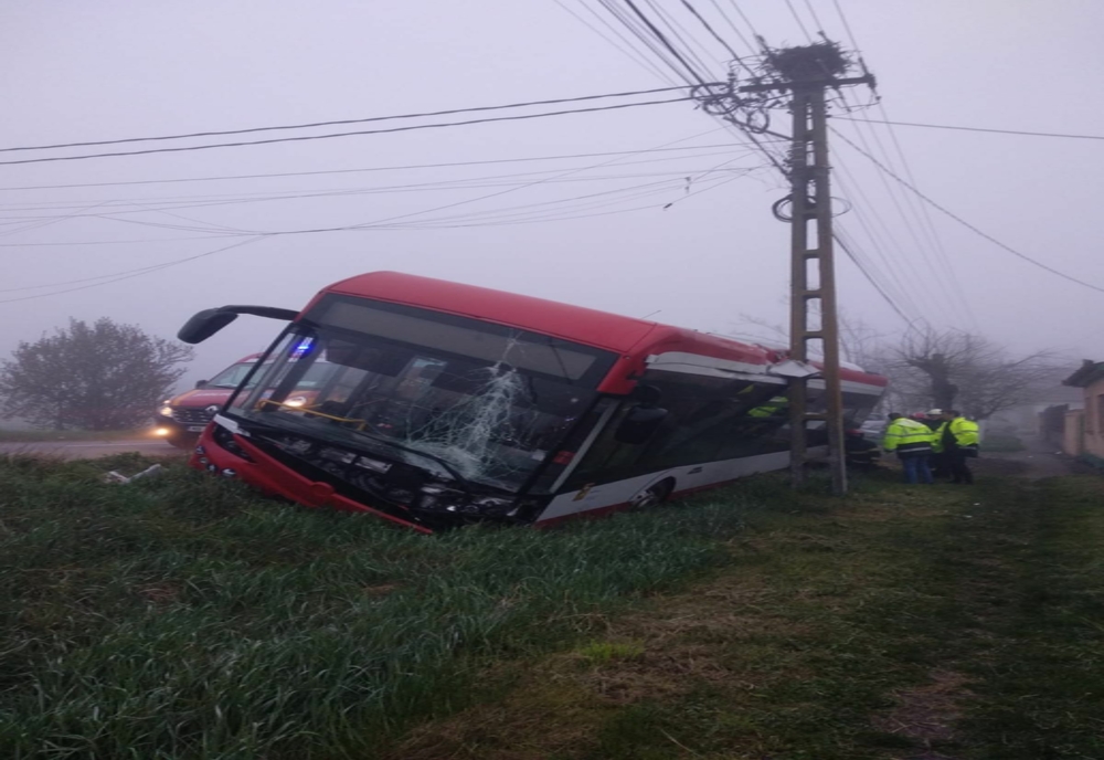 Accident grav între un autobuz și alte două mașini, în Arad, după ce unui șofer i s-a făcut rău la volan