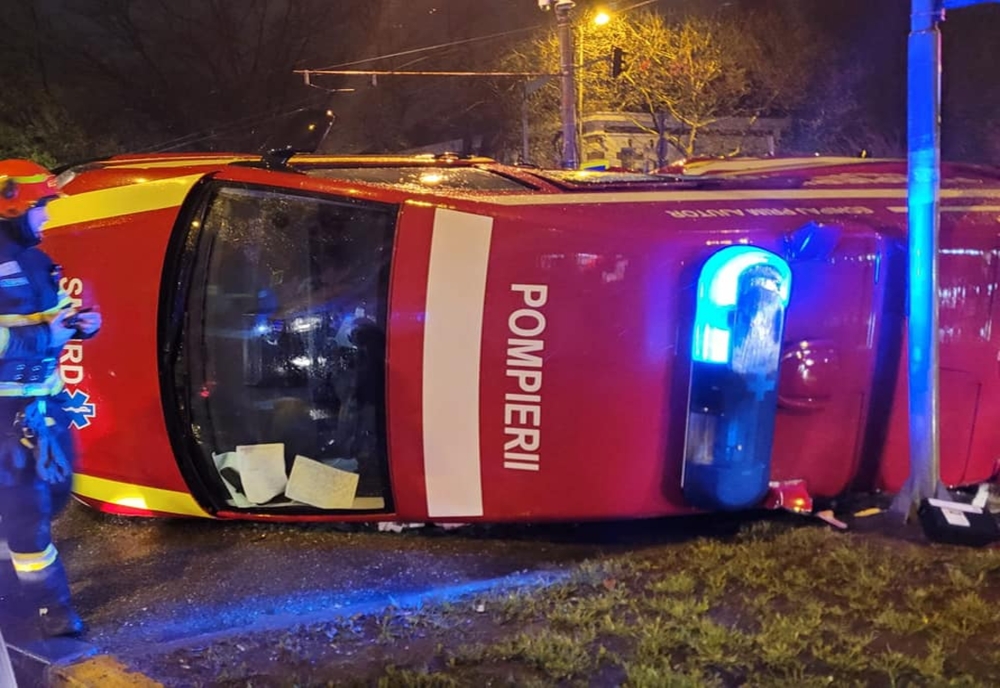 Ambulanţa răturnată în Bucureşti transporta un pacient din judeţul Giurgiu. Pacientul şi un paramedic SMURD au ajuns la spital