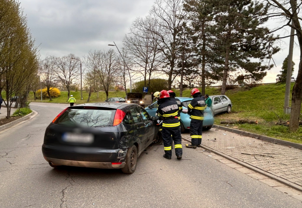 Accident la Arad: trei mașini s-au ciocnit