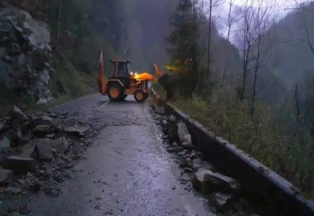 Atenționare pentru șoferi: Trafic blocat pe Transalpina din cauza unor aluviuni