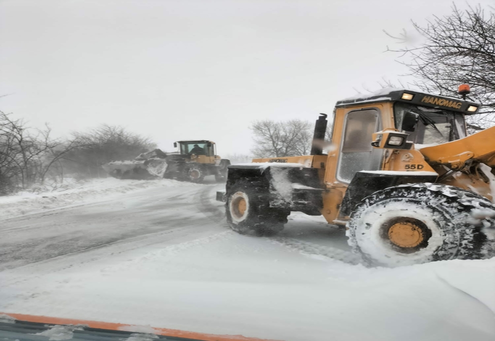 Drumuri închise din cauza ninsorii şi viscolului: Circulație suspendată pe 13 sectoare de drum naţional din zona Moldovei