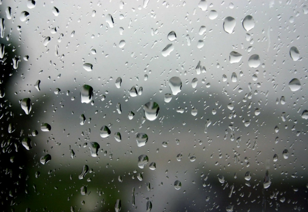 Prognoza meteo: Plouă pe mai multe drumuri din patru judeţe, pe Autostrda Soarelui şi pe A4