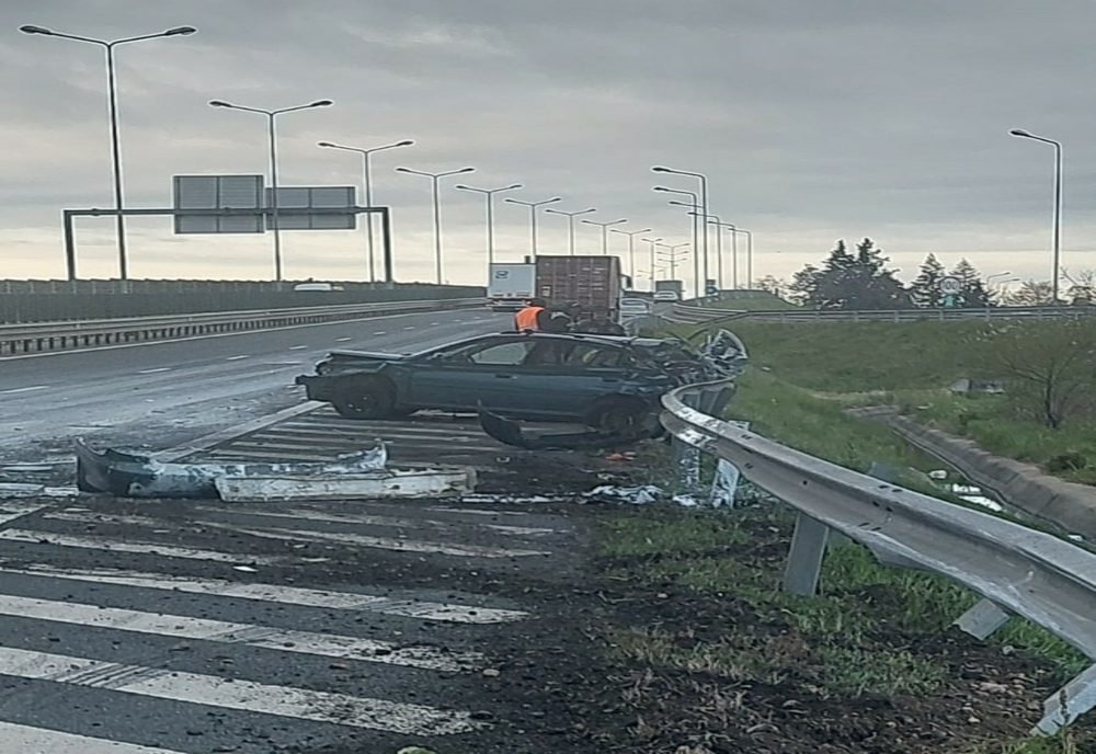 Accident pe autostradă: o mașină a lovit parapetul, după care a ajuns sub un  TIR