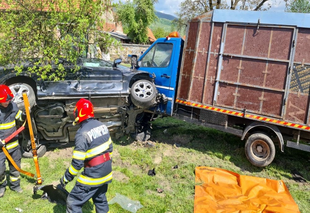 Accident în lanț în județul Caraș-Severin: cinci autovehicule s-au ciocnit, traficul a fost blocat, un om a murit