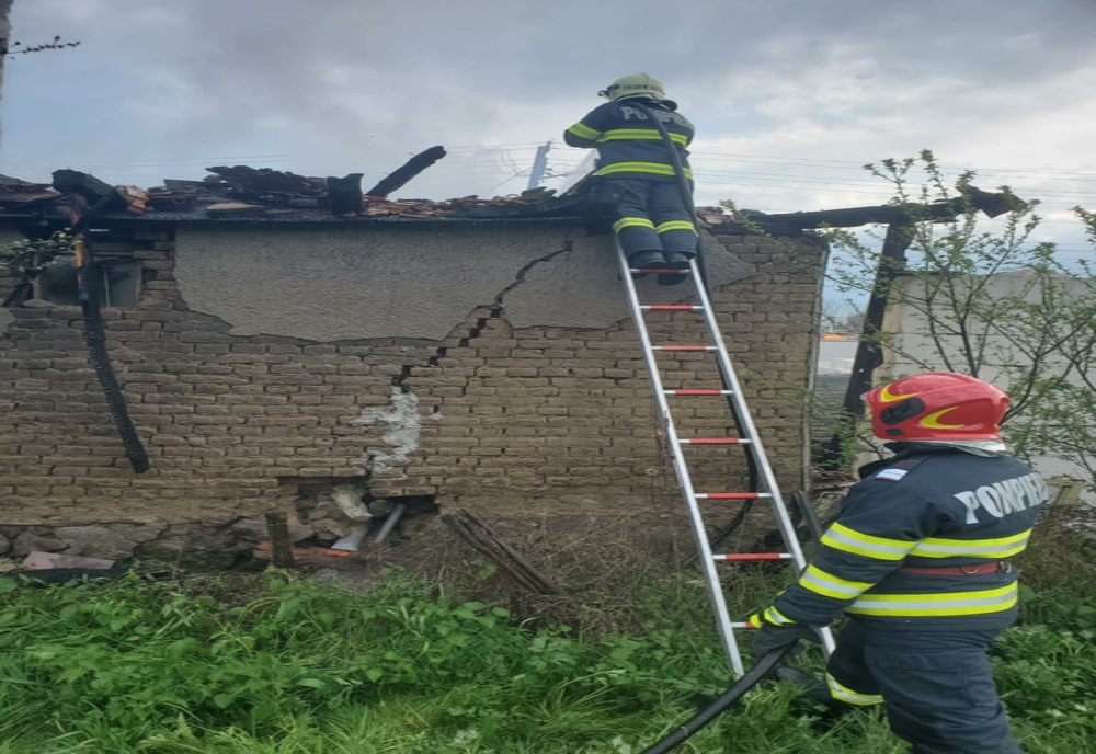 Incendiu în județul Arad. Flăcările au porint de la un coș de fum necurățat