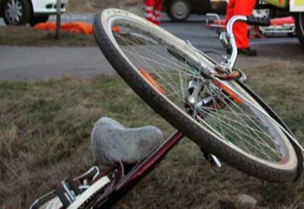 Biciclist accidentat de o șoferiță neatentă