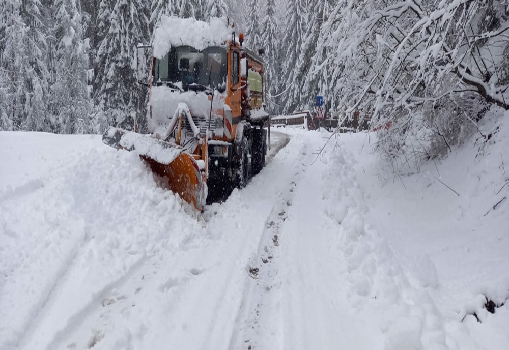 Drumarii au intervenit în județul Hunedoara, unde ninsoare a creat probleme șoferilor