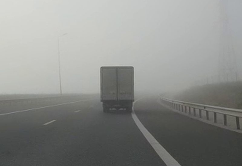 Circulație în condiții de ceață, joi dimineață, pe mai multe șosele din țară