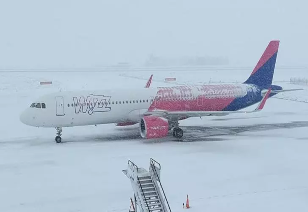 Aeroportul din Suceava, ÎNCHIS temporar din cauza vremii extreme: „Echipele de deszăpezire intervin nonstop”