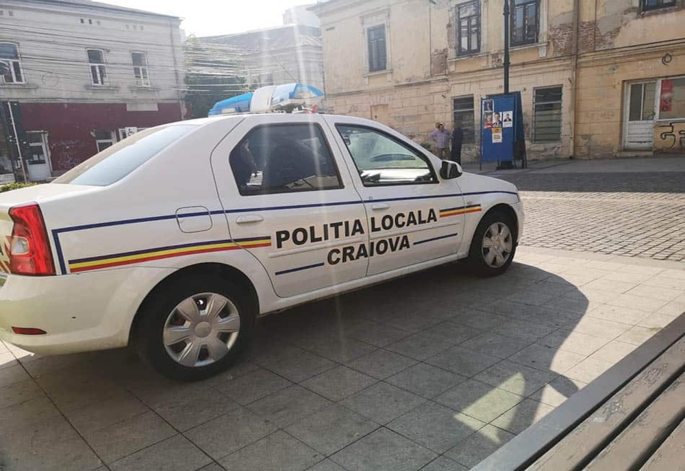 Un poliţist local din Craiova şi-a lovit colegul cu maşina de serviciu
