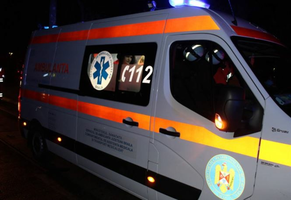 Accident aseară pe DJ221. Patru tineri au ajuns la spital după ce mașina în care se aflau s-a răsturnat