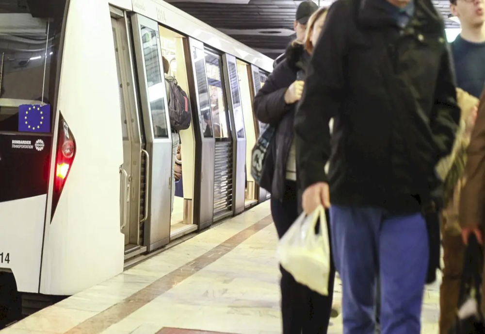 Șpagă de 7.500 de euro pentru ocuparea unui post de mecanic la metrou, în București. Trei persoane au fost arestate