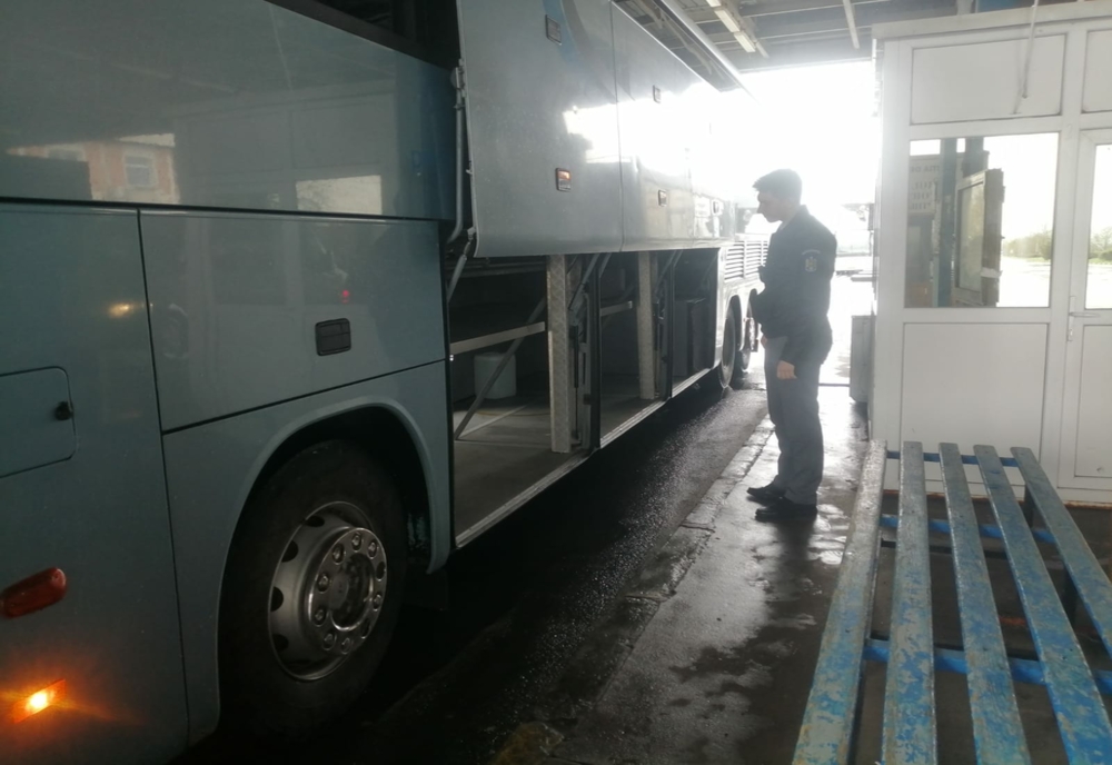 Băuturi alcoolice ascunse într-un autocar cu destinația Italia,  confiscate în Vama Albița 
