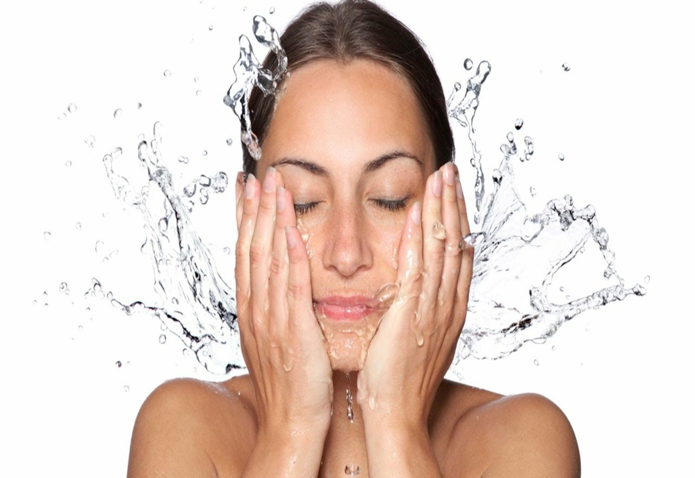 6 greșeli pe care le facem cu toții când ne spălăm pe față, conform dermatologilor