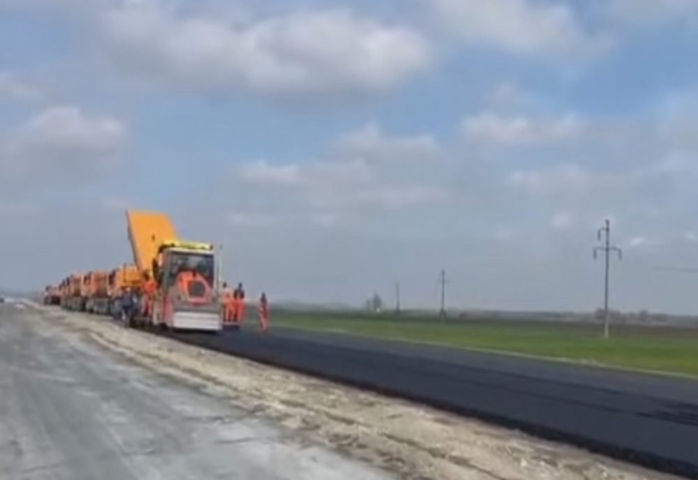 Constructorul Drumului Expres Brăila -Galați a așternut primul strat de covor asfaltic pe un sector de drum de 300 de metri