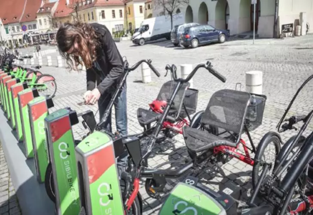 Tricicletele pentru seniori din Sibiu, VANDALIZATE la câteva zile după ce au fost date în trafic
