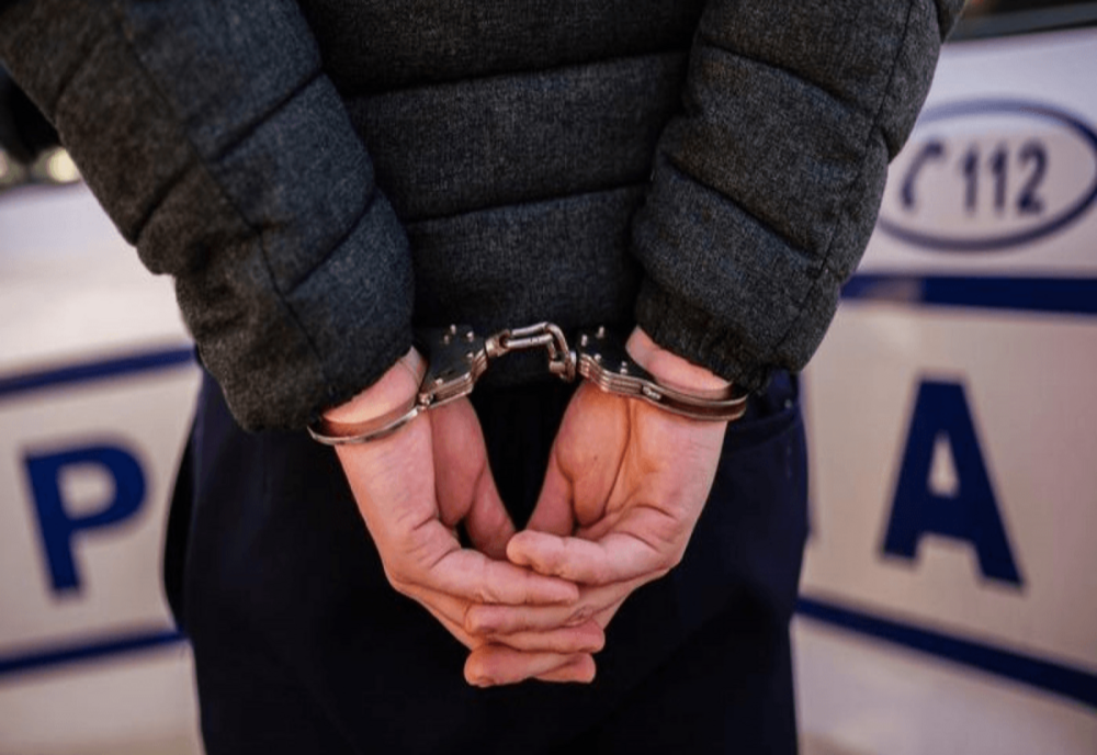 Agent de poliţie judiciară arestat preventiv pentru luare de mită şi trafic de influenţă