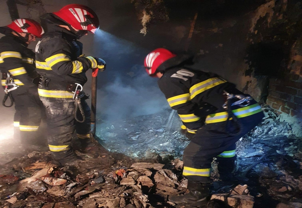 Clădire dezafectată cuprinsă de un incendiu, la Slatina. Focul a fost pus intenţionat (VIDEO)