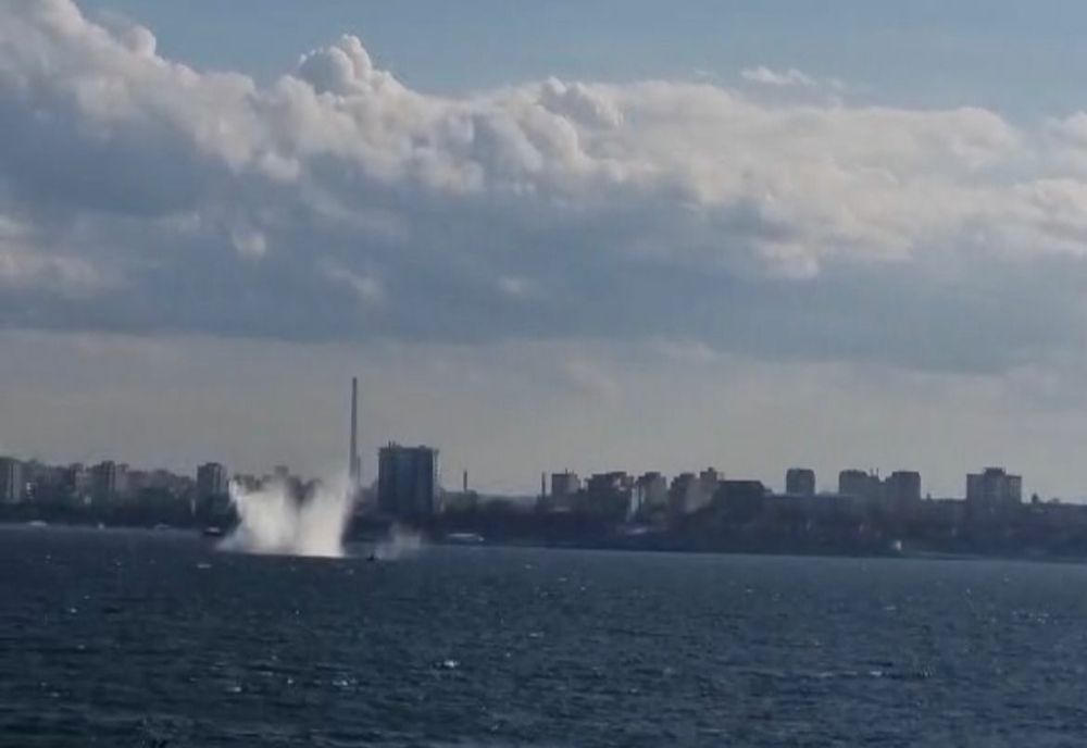 FOTO VIDEO Mină detonată de scafandrii în Marea Neagră, în apropierea litoralului
