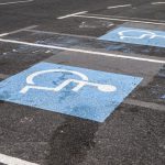 Scrisoare deschisă adresată șoferilor ce parchează pe locurile destinate persoanelor cu dizabilități