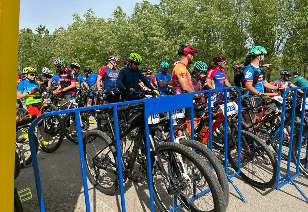 Sute de ciclişti au participat la Cupa Bujorului Românesc, de la Comana. Competiţia a adus la start şi militari răniţi în Irak şi Afganistan