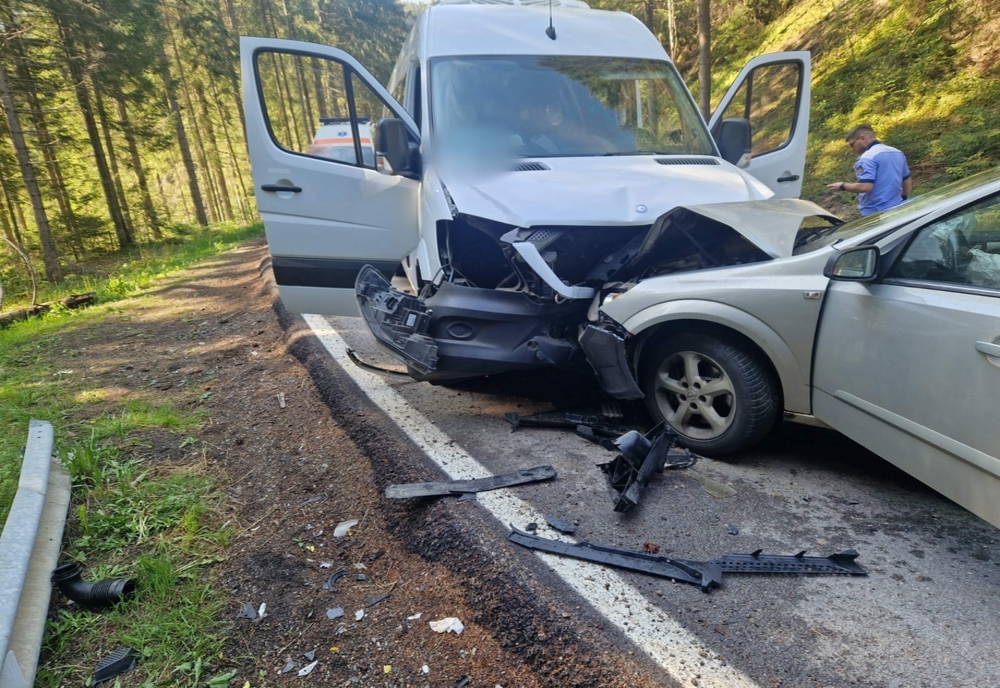 Accident pe un drum din Suceava! A fost implicat un microbuz de transport copii