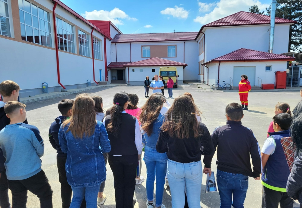 Exerciţiu ISU. Peste 100 de elevi şi cadre didactice de la şcoala din Toporu, evacuaţi în caz de cutremur
