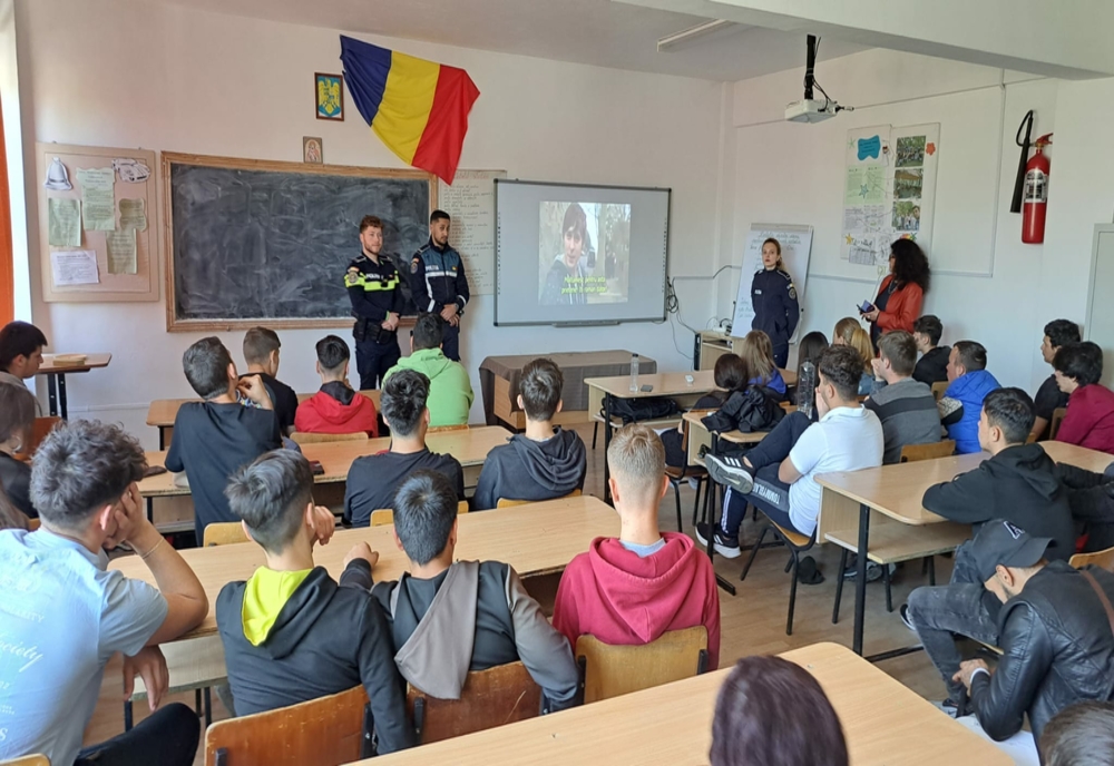 Activități informative desfășurate de către polițiști/ Parteneri de dialog au fost elevii din Verneşti şi din municipiul Buzău.