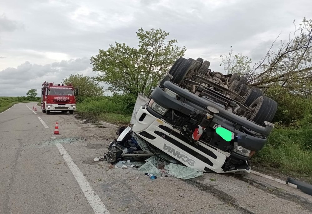 Accident cumplit în județul Timiș: șofer strivit în cabina unei automacarale, după ce utilajul s-a răsturnat pe șosea