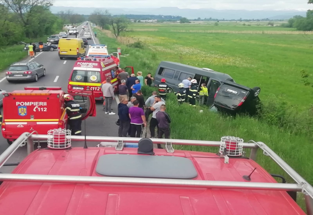 Trei autoturisme, implicate într-un accident pe DN 15, la intersecția cu localitatea Luieriu! Două persoane, la spital