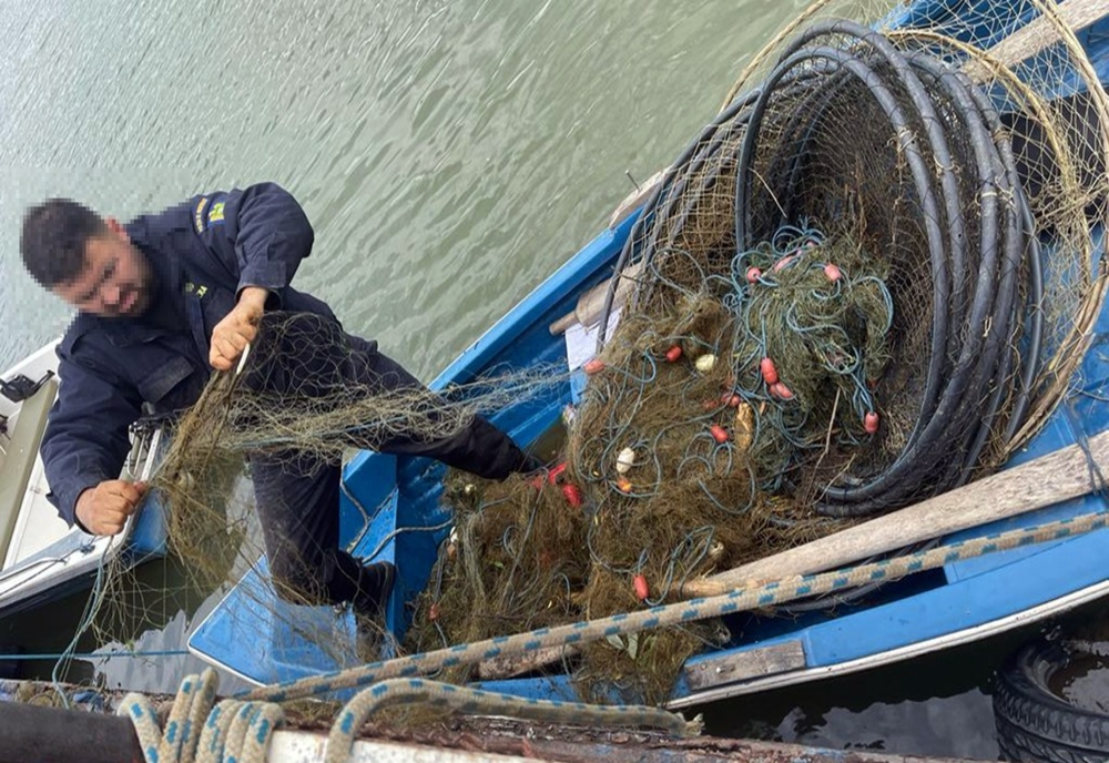 O ambarcațiune cu motor și 1000 metri de plase de pescuit au fost confiscate de polițiștii de frontieră