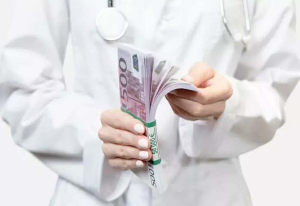 Bolnavi de corupție: mită de până la 15.000 de euro pentru un post la spitalul din Botoșani – 11 persoane au fost reținute