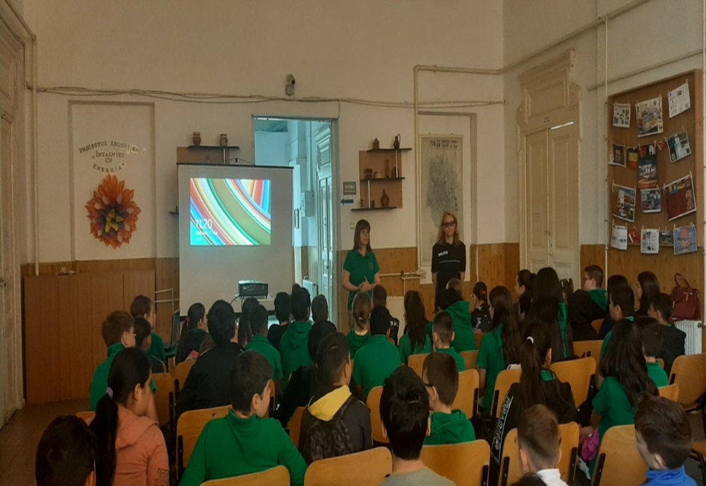 Acțiuni preventive desfășurate de polițiștii Biroului Siguranță Școlară la școlile gimnaziale ”Gheorghe Vernescu” și numărul 6, din municipiul Râmnicu Sărat