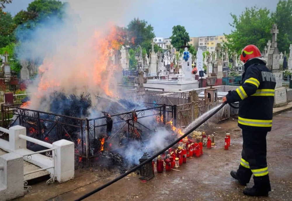  Incendiu în cimitirul Sfântul Haralambie din Giurgiu. Au ars mai multe coroane aflate pe un mormânt
