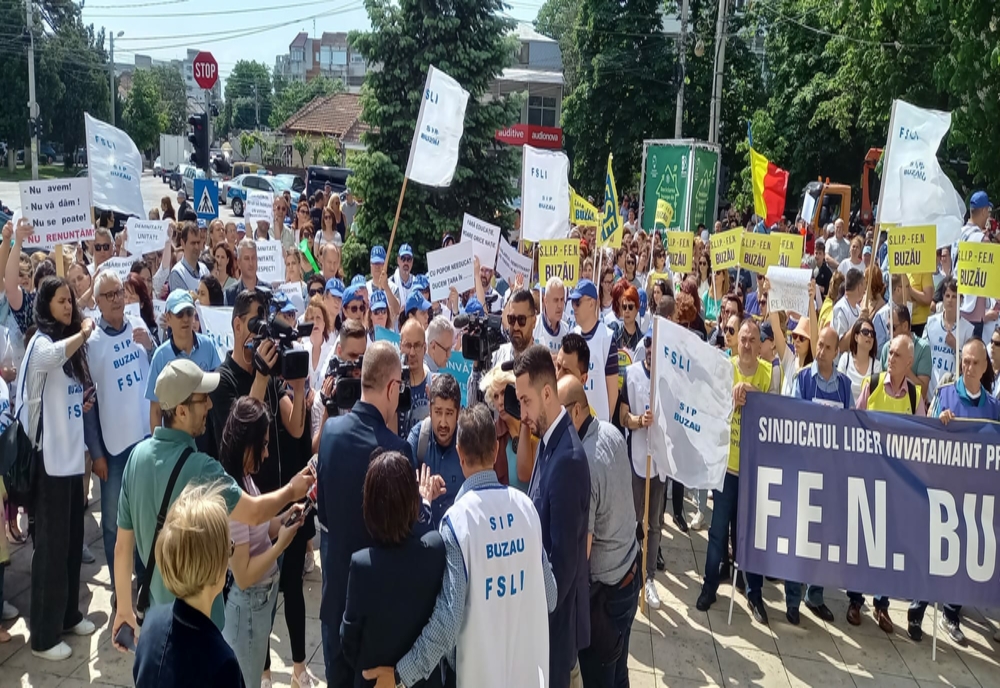 Foto: Circa 1500 de cadre didactice protestează în fața Prefecturii Buzău