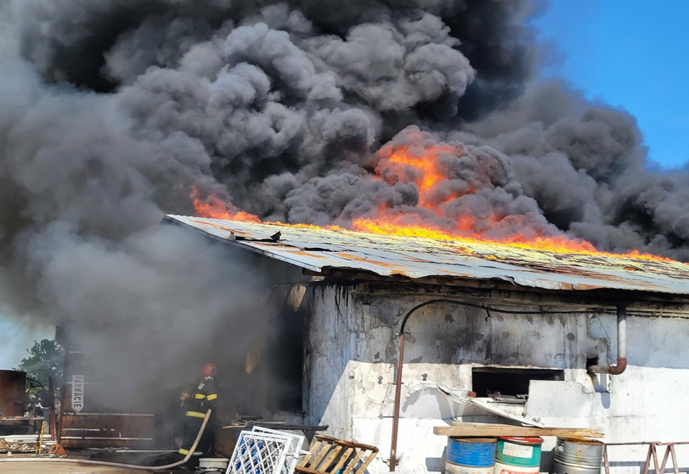 Incendiu cu mari degajări de fum la un depozit cu materiale reciclate din plastic, din Uzunu