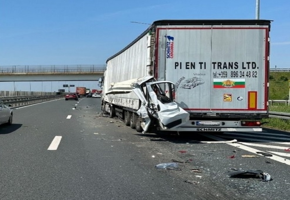 Accident grav pe autostrada A1: un camion a fost spulberat de o autoutilitară – ghem de fiare!