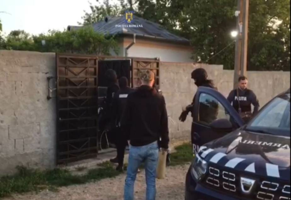 Percheziții ale poliţiştilor din Dâmboviţa în Giurgiu la persoane bănuite de înșelăciune și fals în înscrisuri sub semnătură privată, prin case de expediție