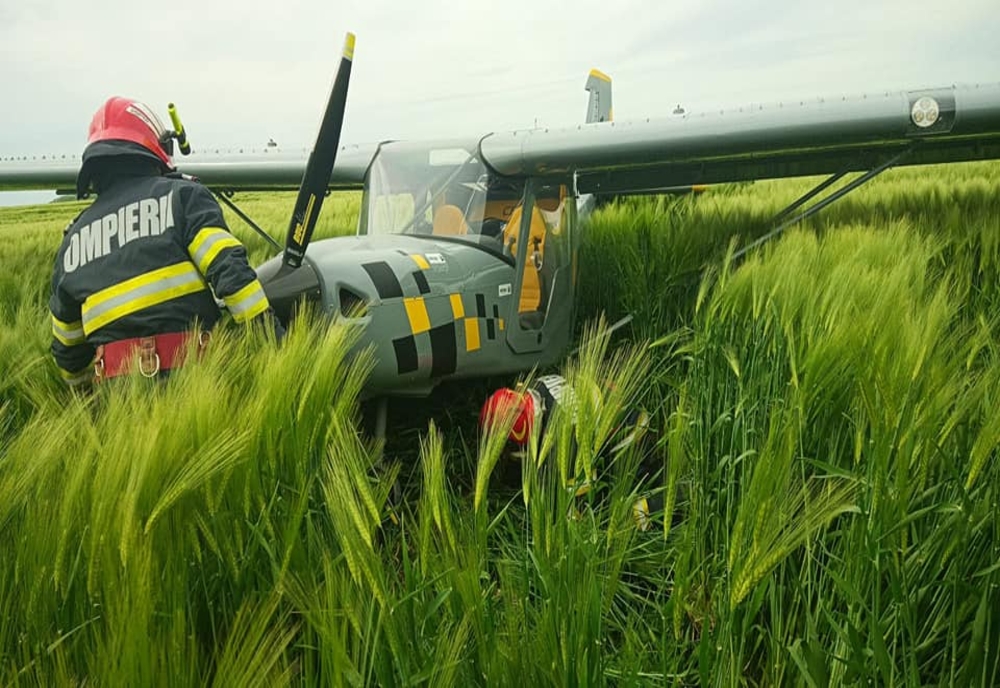 FOTO Un avion a aterizat de urgență pe un câmp din Ialomița