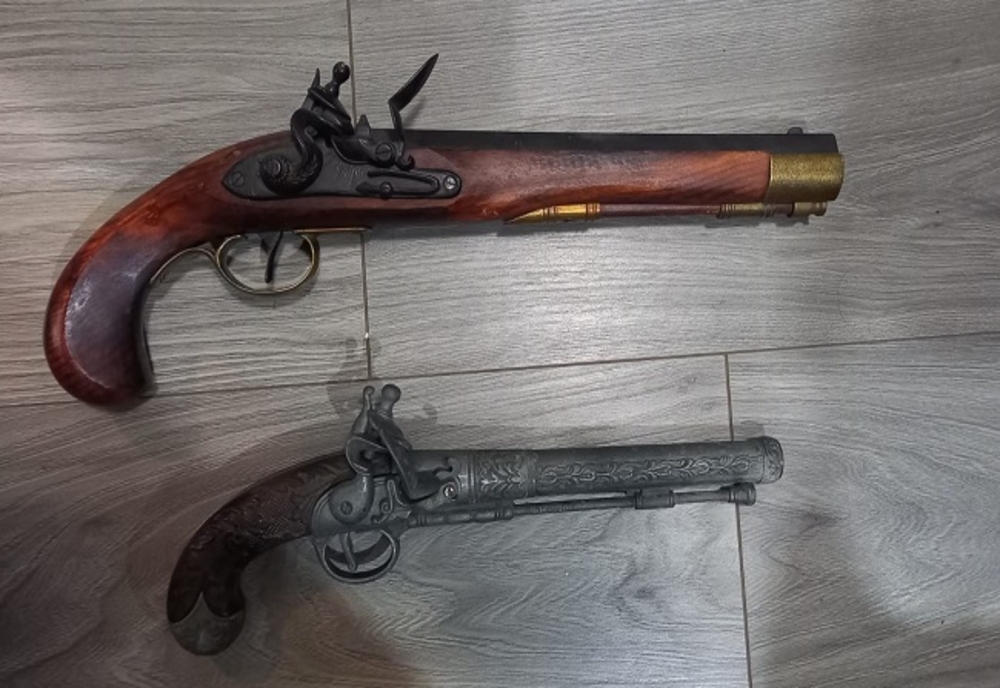 Polițiștii hunedoreni au descoperit mai mule pistoale de colecție în locuința unui bărbat