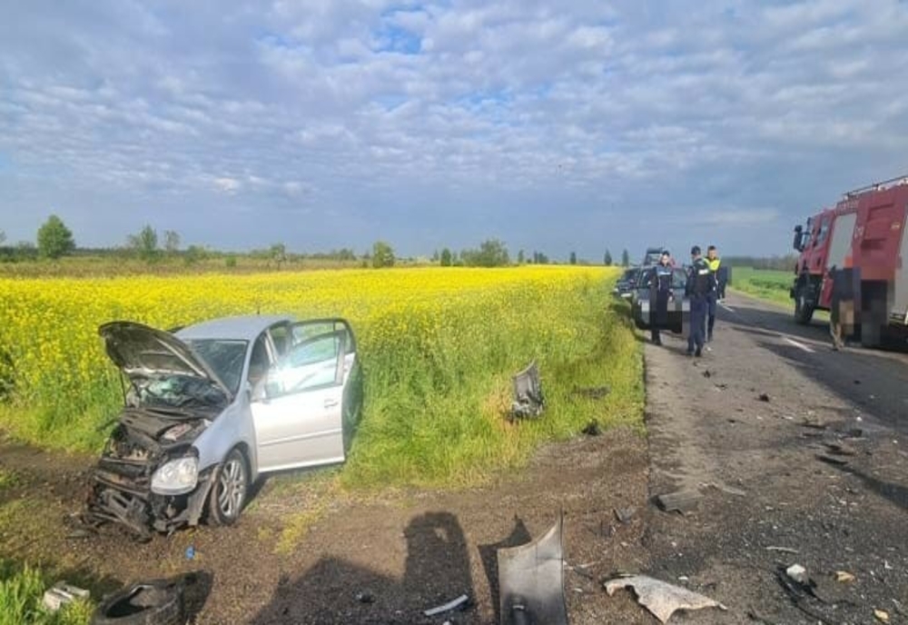 FOTO Două mașini s – au făcut praf după ce s-au ciocnit pe un drum național din Ialomița