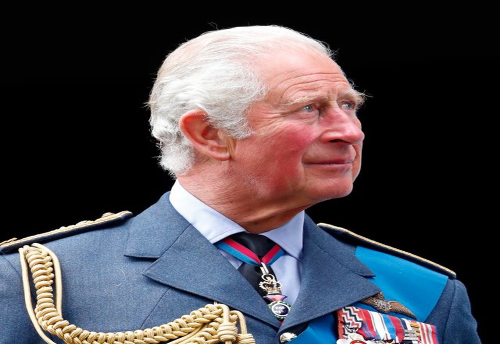 Regele Charles III va refolosi robele îmbrăcate de bunicul său la încoronarea de sâmbătă