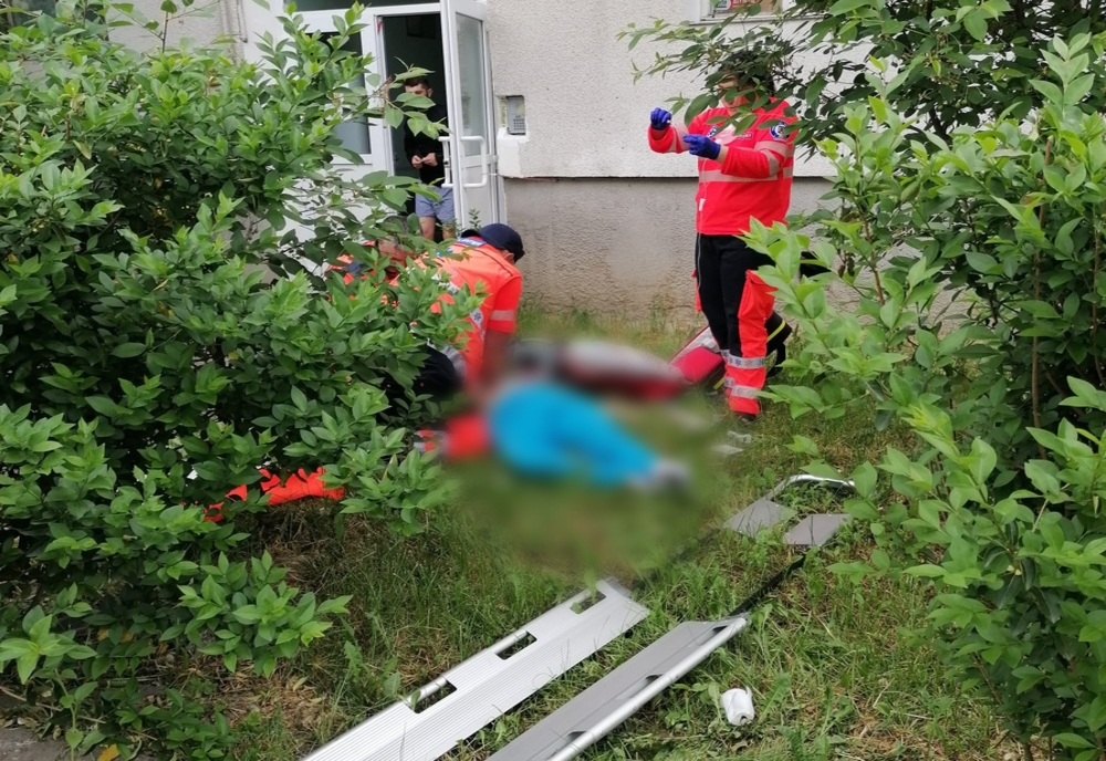 Tragedie în Bistrița! O femeie s-a aruncat de la etajul al 4-lea al unui bloc