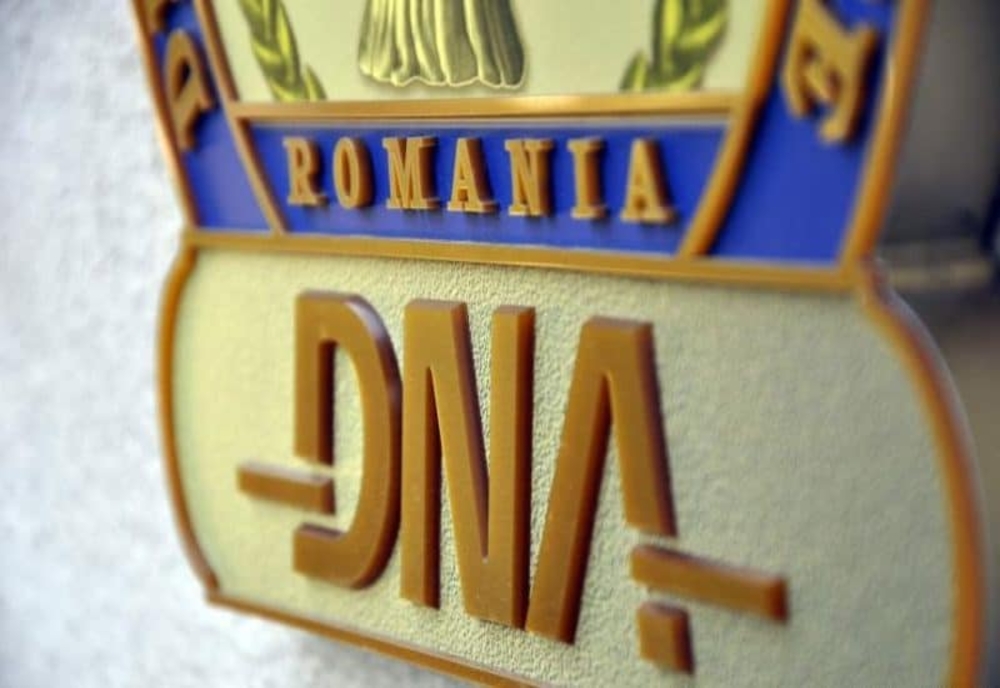 Directorul Direcţiei Regionale Vamale Bucureşti, un şef de birou şi trei funcţionari, reţinuţi de către procurorii DNA