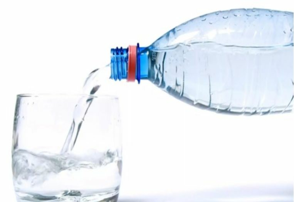 PERICOLUL din sticla de plastic: Cum devine cancerigenă apa din pet