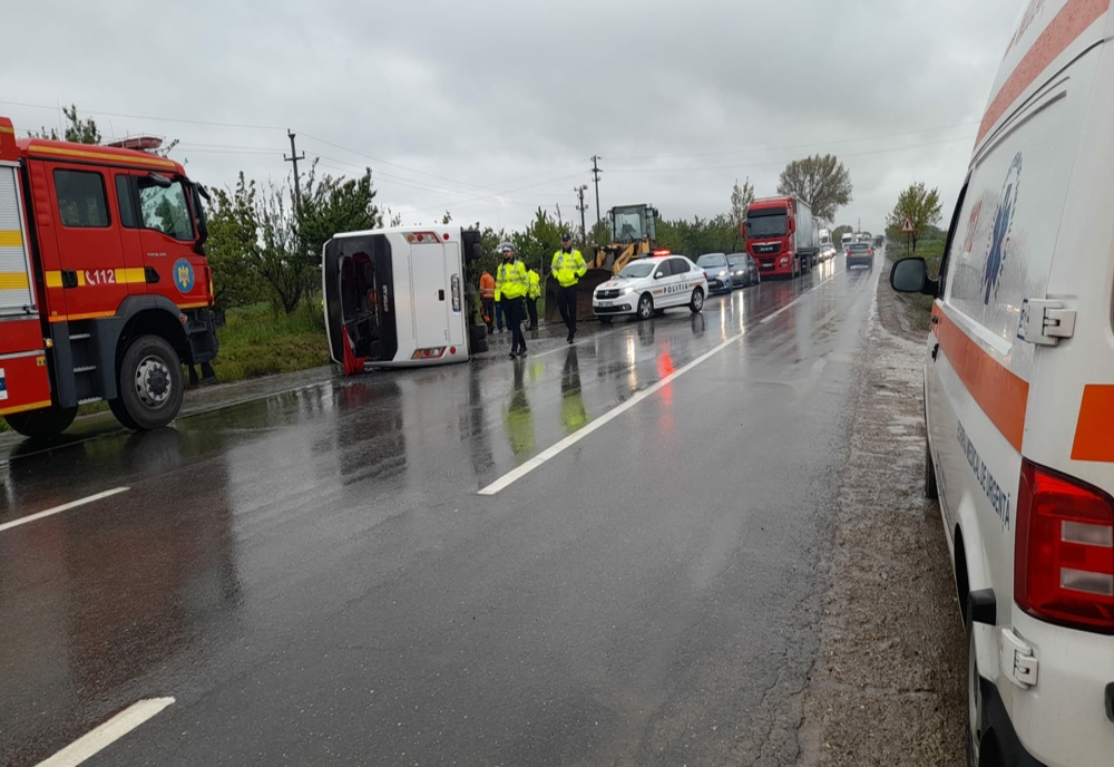 Foto: Autocar cu 32 de persoane răsturnat pe  DN2E85, la ieșire din municipiul Râmnicu Sărat