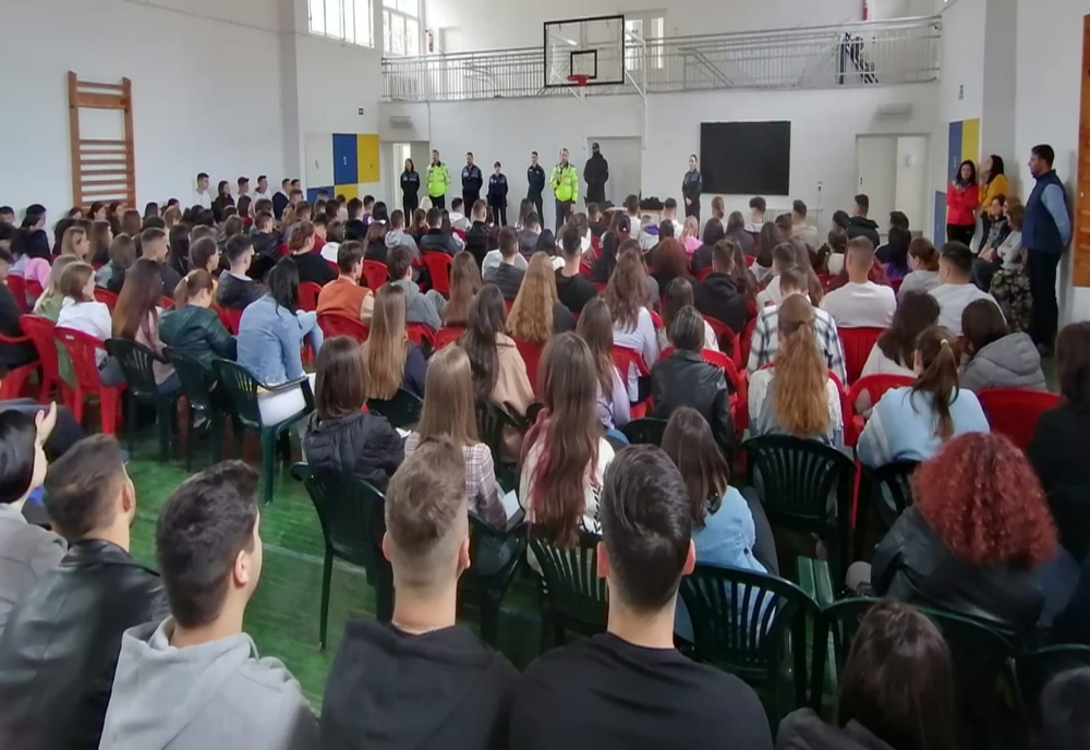 Polițiști printre elevii de la  Colegiul „Grigore Moisil”