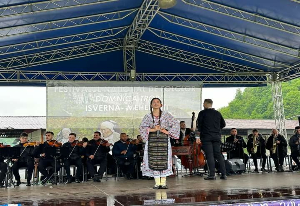 O tânără din Gorj câștigătoare la FESTIVALUL NAȚIONAL DE FOLCLOR “DOMNICA TROP”